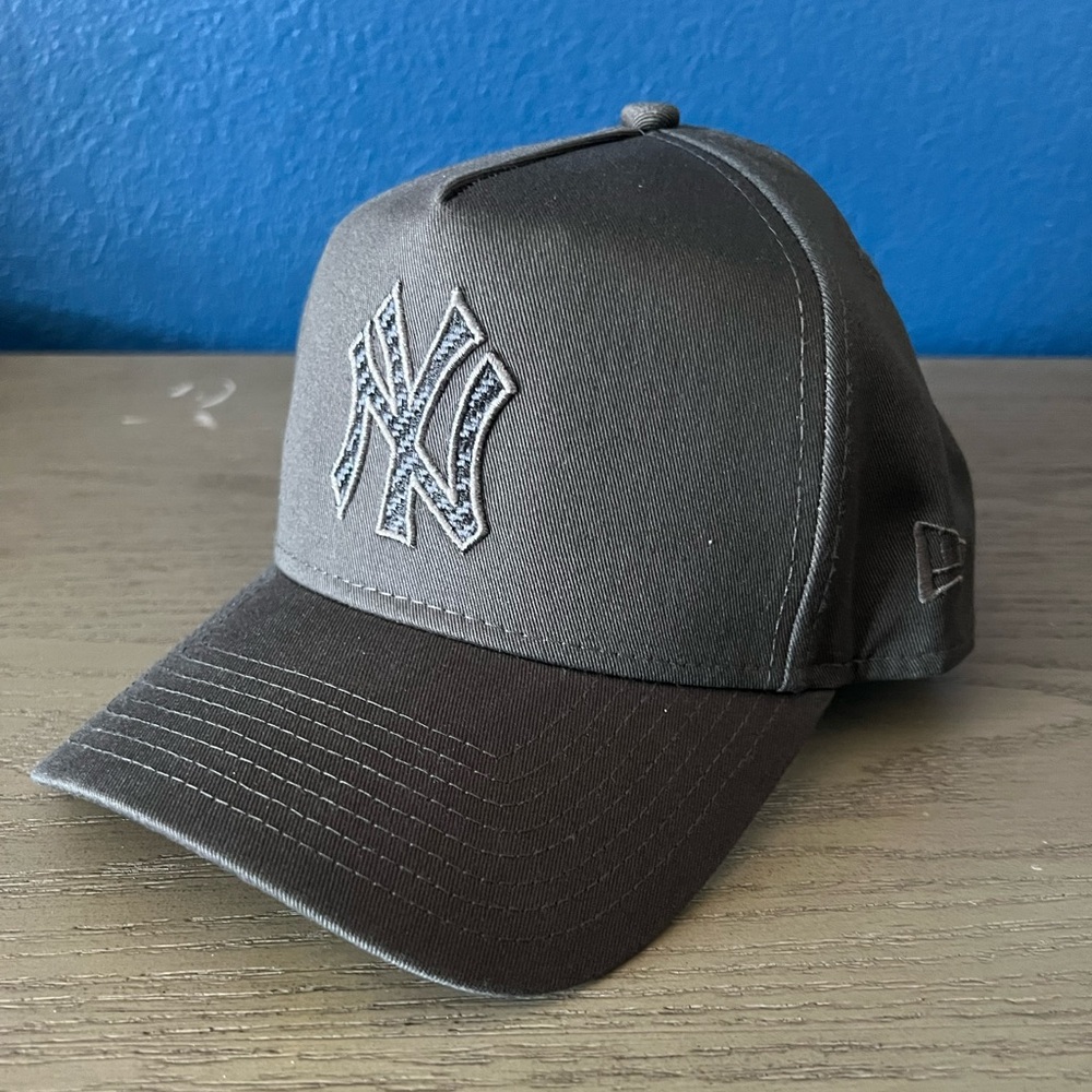 New York Yankees Carbon Weave New Era 9Forty A-Frame Snapback